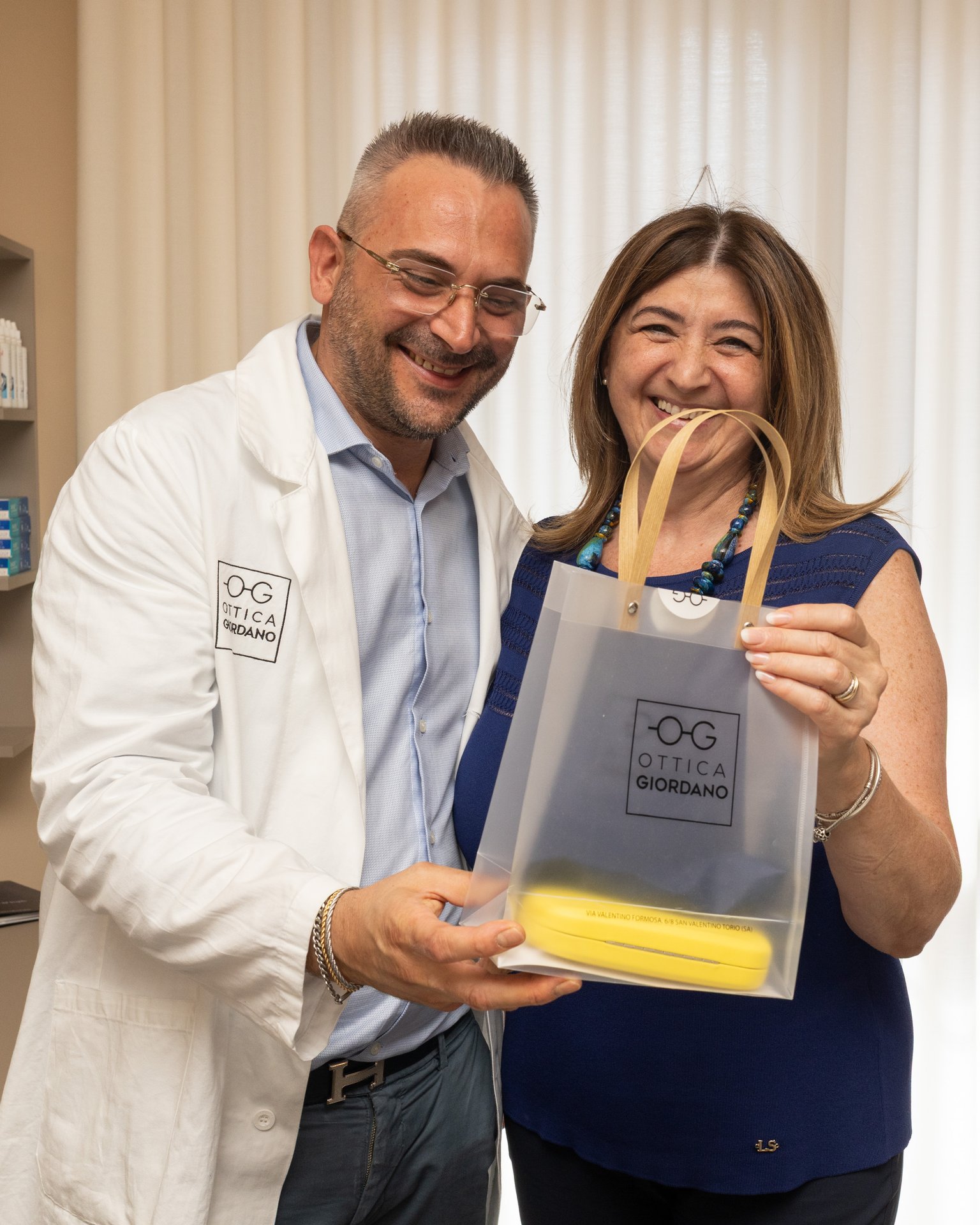 Ottico che segue il cliente